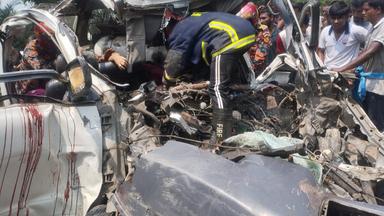 নাটোরে ট্রাক-মাইক্রোবাস মুখোমুখি সংঘর্ষে নিহত অন্তত ৬