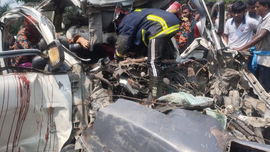 নাটোরে ট্রাক-মাইক্রোবাস মুখোমুখি সংঘর্ষে নিহত অন্তত ৬