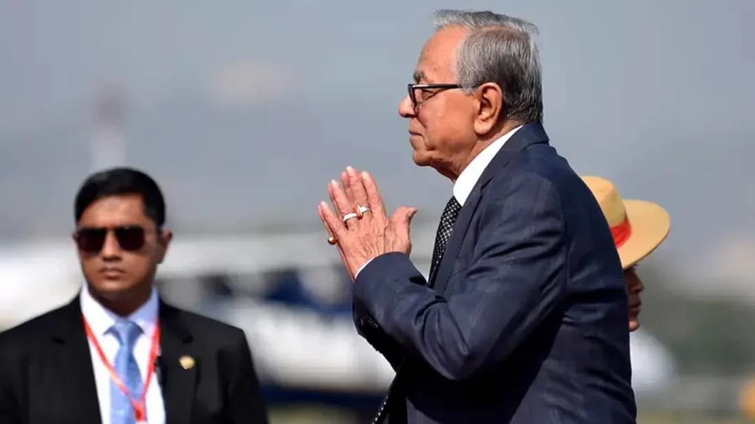 সাবেক রাষ্ট্রপতি ফিরে প্রমাণ করলেন, তিনি পালাননি