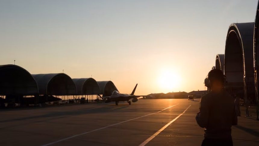 ইরানের হুমকির পর মধ্যপ্রাচ্যের বিভিন্ন ঘাঁটি থেকে সেনা সরিয়ে নিচ্ছে আমেরিকা