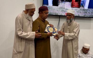 অস্ট্রেলিয়ায় শিক্ষার্থীর কাছে অস্ট্রেলিয়ান মুসলিম ওয়েলফেয়ার সেন্টারের কোরআন হস্তান্তর