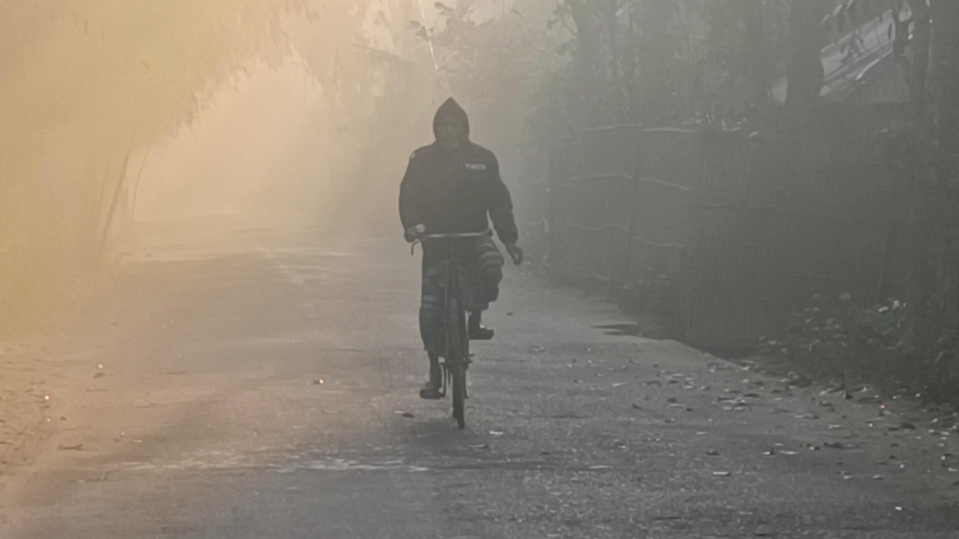 কুড়িগ্রামে মেঘলা আকাশে হারিয়েছে সূর্য, কুয়াশার রাজত্ব!