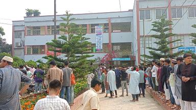 কুমিল্লা ভিক্টোরিয়া কলেজের অধ্যক্ষের ওপর হামলা, শিক্ষকদের উদ্ধারে সেনাবাহিনী