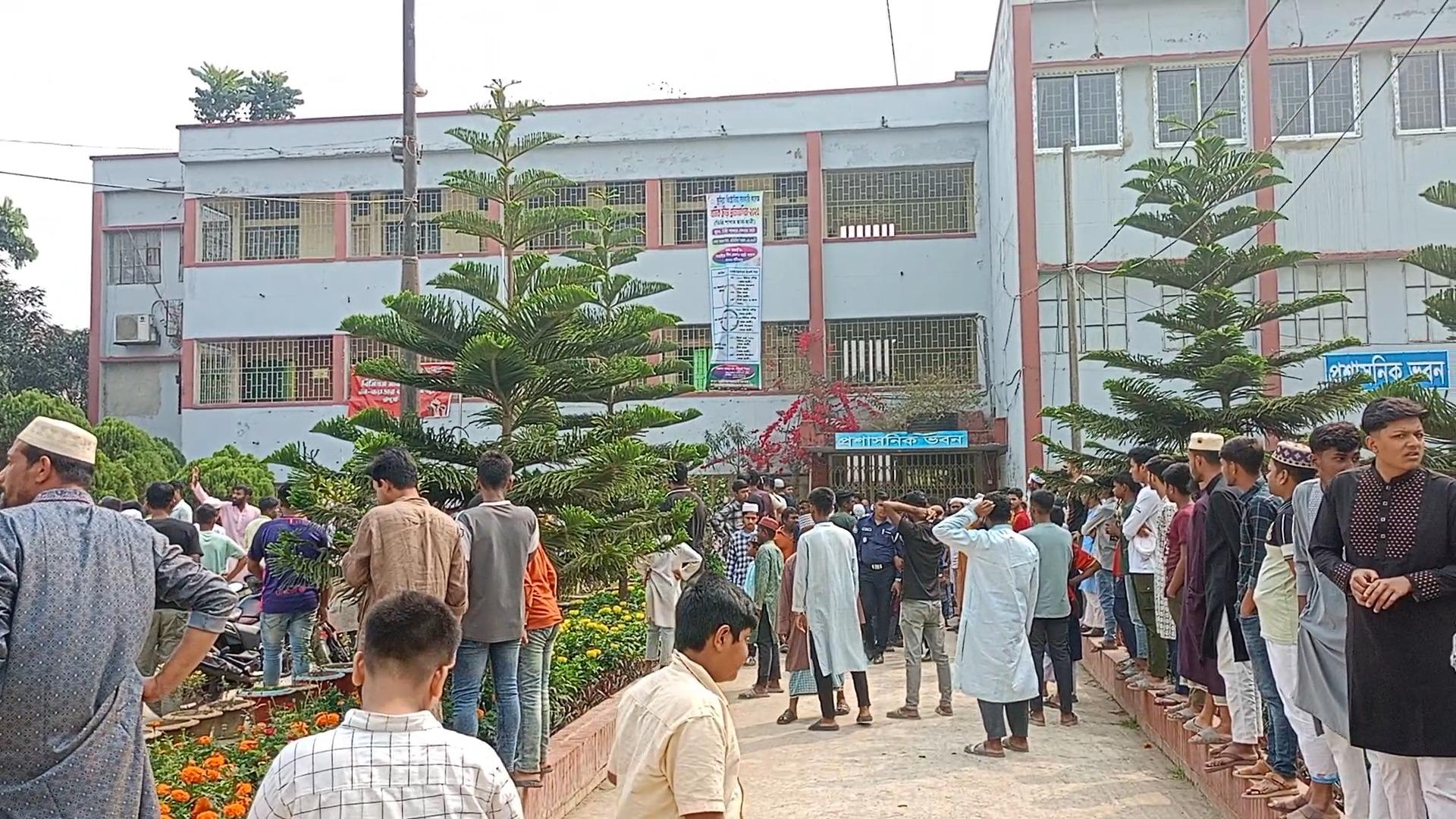 কুমিল্লা ভিক্টোরিয়া কলেজের অধ্যক্ষের ওপর হামলা, শিক্ষকদের উদ্ধারে সেনাবাহিনী