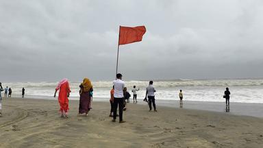 গভীর নিম্নচাপ উপকূল অতিক্রম করতে শুরু করেছে, ১৪ জেলায় জলোচ্ছ্বাসের আশঙ্কা