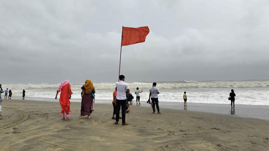 গভীর নিম্নচাপ উপকূল অতিক্রম করতে শুরু করেছে, ১৪ জেলায় জলোচ্ছ্বাসের আশঙ্কা