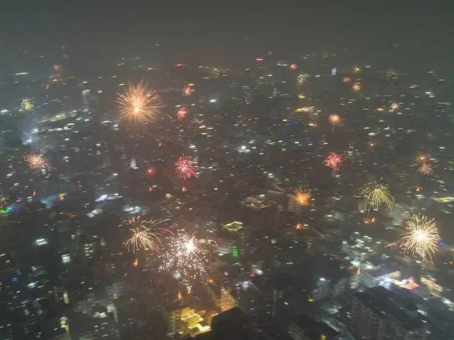 বিধিনিষেধের মধ্যেই উচ্ছ্বাস-উল্লাস ও আতশবাজিতে ঢাকায় বর্ষবরণ