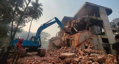 এক্সকেভেটর দিয়ে গুঁড়িয়ে দেওয়া হচ্ছে বঙ্গবন্ধুর বাড়ি