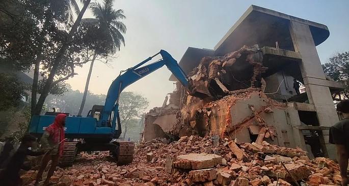 এক্সকেভেটর দিয়ে গুঁড়িয়ে দেওয়া হচ্ছে বঙ্গবন্ধুর বাড়ি