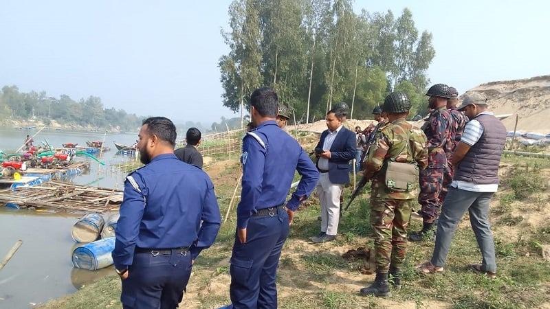 ফেনী নদীতে অবৈধভাবে বালু উত্তোলনের ২৬ ড্রেজার মেশিন জব্দ