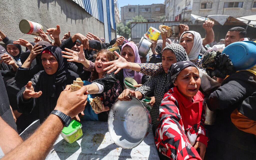 তিন মাস পর গাজায় প্রবেশ করল ত্রাণবাহী ট্রাক