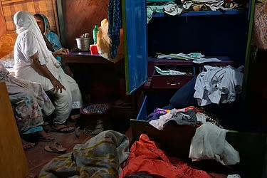 দুই শিশুর গলায় ছুরি ধরে প্রবাসীর বাড়িতে ডাকাতি