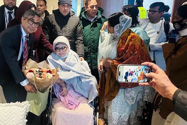 লন্ডনে খালেদা জিয়া, বিমানবন্দরে তাঁকে স্বাগত জানান তারেক রহমান