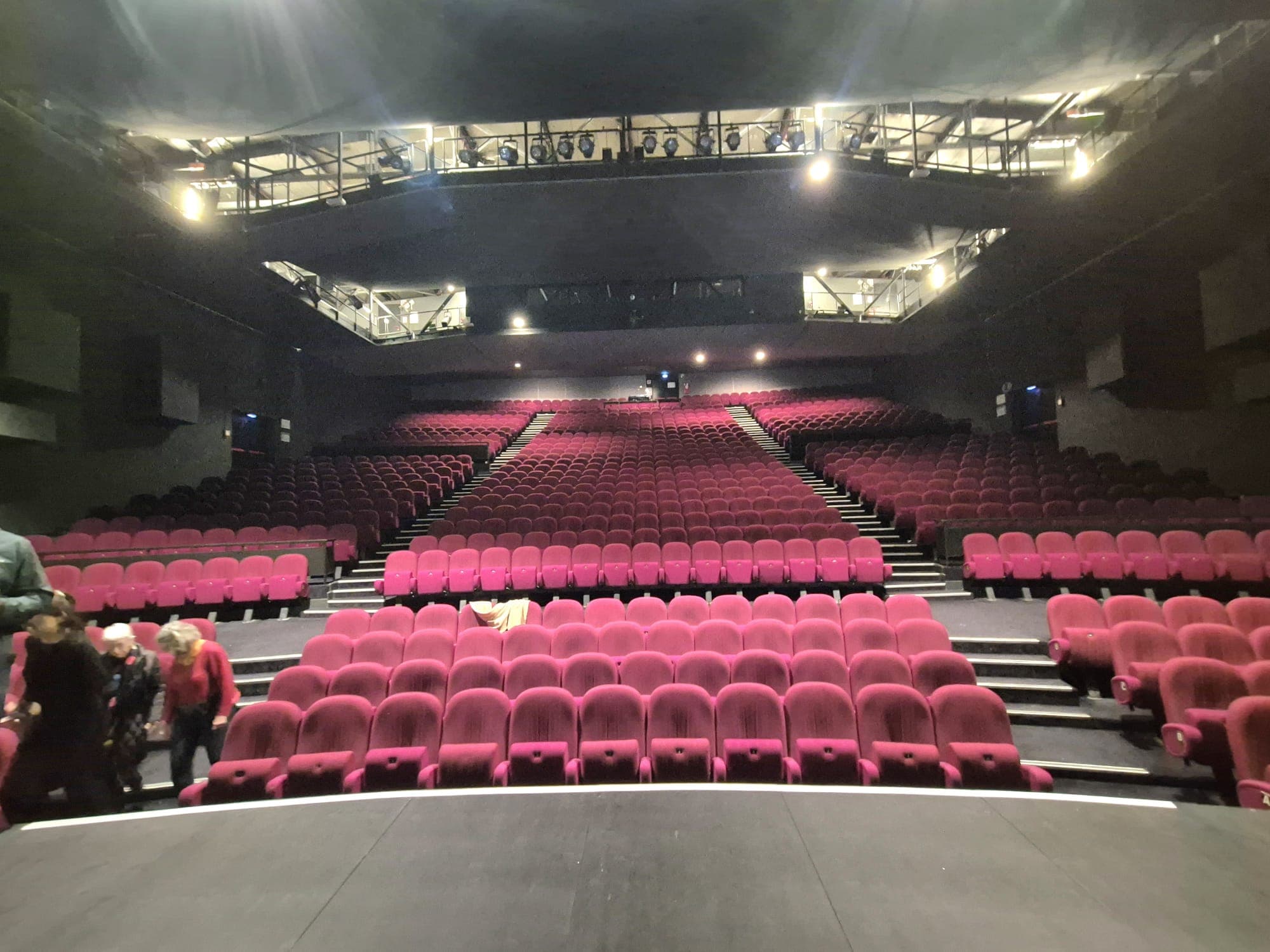 ফ্রান্সের পথে পথে: ল্য ক্রুসোর হৃদয়ে আধুনিক সাংস্কৃতিক স্পন্দন ল’আর্‌ক