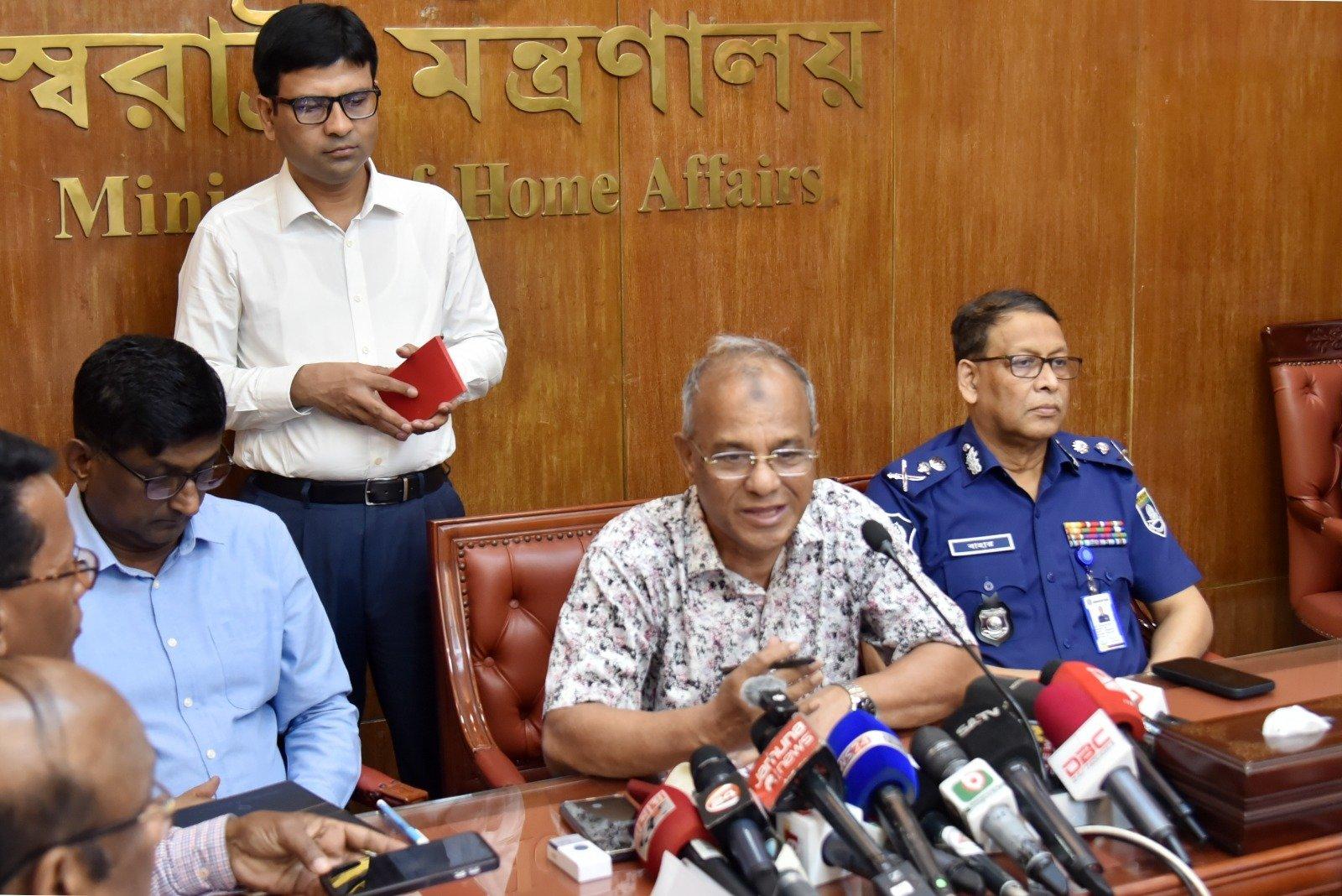 প্রবাসী কর্মীদের পাসপোর্ট ফি কমানোর চিন্তা করছে সরকার: স্বরাষ্ট্র উপদেষ্টা