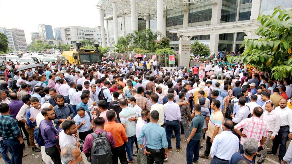এনবিআর কর্মকর্তা–কর্মচারীদের শাটডাউন আগামীকালও চলবে