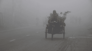 হিমেল বাতাসের দাপটে নওগাঁয় থমকে দাঁড়িয়েছে জনজীবন