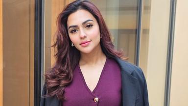 অভিনেত্রী নুসরাত ফারিয়া শাহজালাল বিমানবন্দরে আটক