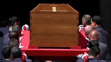 লাখো মানুষের শ্রদ্ধা শেষে সমাহিত হলেন পোপ ফ্রান্সিস