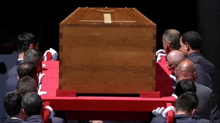 লাখো মানুষের শ্রদ্ধা শেষে সমাহিত হলেন পোপ ফ্রান্সিস