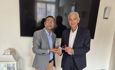 ফ্রান্সের লুতখুজু শহরের মেয়রকে রিকশা রেপ্লিকা উপহার বাংলাদেশি শুভর