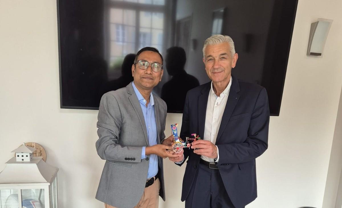 ফ্রান্সের লুতখুজু শহরের মেয়রকে রিকশা রেপ্লিকা উপহার বাংলাদেশি শুভর