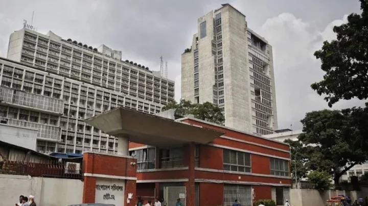 সরকারি চাকরি আইন সংশোধন ইস্যুতে সচিবালয়ে দ্বিতীয় দিনের বিক্ষোভ