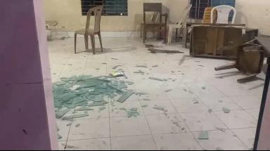 নোয়াখালীতে থানায় বসেও সালিস বৈঠকে মারামারি, দুই পক্ষ ভাঙচুর করল গোলঘর
