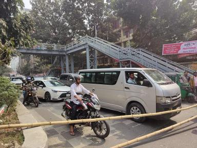 পঞ্চম দিনের মতো তিতুমীর কলেজের সামনের সড়ক অবরোধ