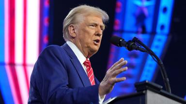 কানাডা ও মেক্সিকোর পণ্যে শুল্ক আরোপ সাময়িক স্থগিত করেছেন ট্রাম্প