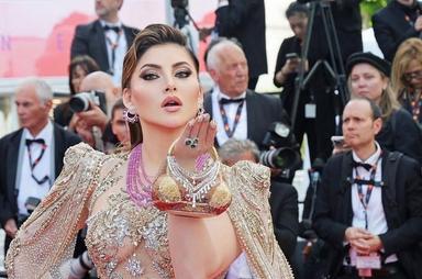 কানে উপস্থিতি নিয়ে ট্রলের পাল্টা জবাব দিলেন উর্বশী