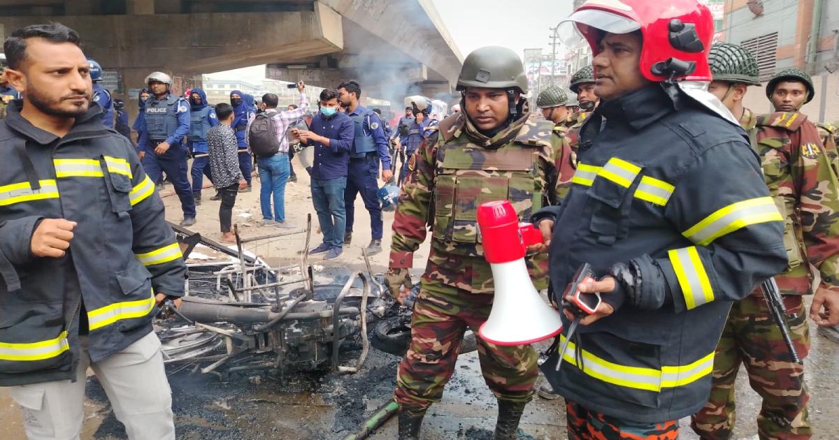 গাজীপুরে কারখানায় নারী শ্রমিকের মৃত্যু, মহাসড়ক অবরোধ, ভাঙচুর-অগ্নিসংযোগ