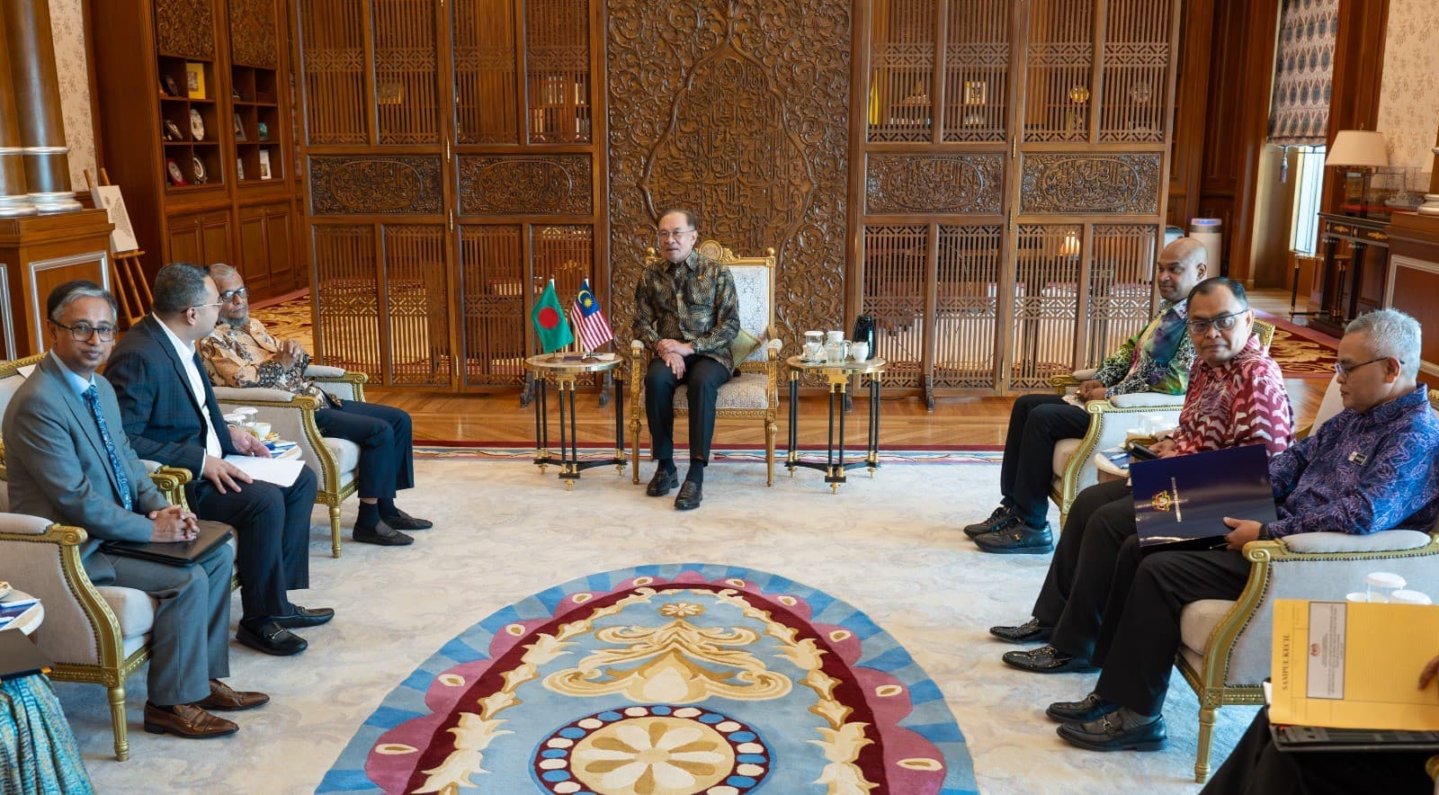 মালয়েশিয়ার প্রধানমন্ত্রীর সঙ্গে বৈঠক: বাংলাদেশি কর্মীদের জন্য শ্রমবাজার খোলা, স্বচ্ছ প্রক্রিয়া ও ব্যয় কমাতে সম্মতি