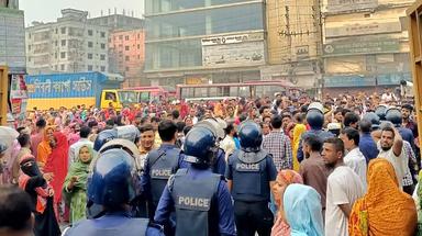 কালিয়াকৈরে শ্রমিককে মারধরের ঘটনায় ঢাকা-টাঙ্গাইল মহাসড়ক অবরোধ, ১৫ কারখানায় ছুটি ঘোষণা