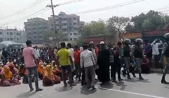 বেতনের দাবিতে ঢাকা-টাঙ্গাইল মহাসড়কে শ্রমিকদের বিক্ষোভ