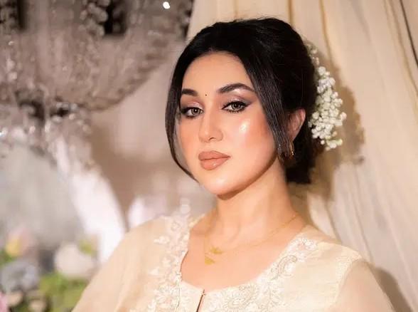 অপু বিশ্বাসকে কামরাঙ্গীরচরে রেস্তোরাঁ উদ্বোধনে বাধা