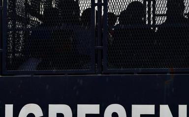 মালয়েশিয়ায় কারখানায় অভিযান, বাংলাদেশিসহ ৪২০ প্রবাসী গ্রেপ্তার