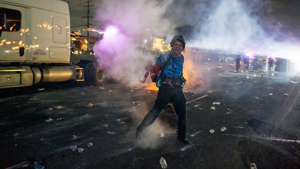 অভিবাসীদের বিক্ষোভে অগ্নিগর্ভ লস অ্যাঞ্জেলেস