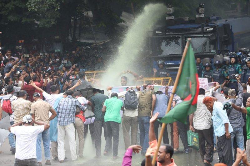 যমুনা অভিমুখে চাকরিচ্যুত বিডিআর সদস্যদের পদযাত্রা, পুলিশের জলকামানে ছত্রভঙ্গ