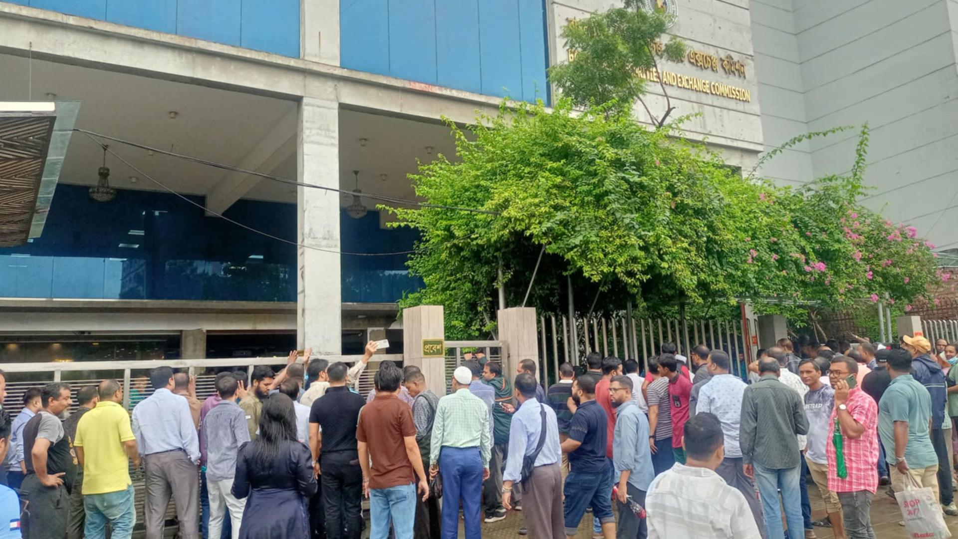 শেয়ার বাজারে অস্থিরতার মধ্যেই বিএসইসি চেয়ারম্যানের পদত্যাগ দাবি বিনিয়োগকারীদের