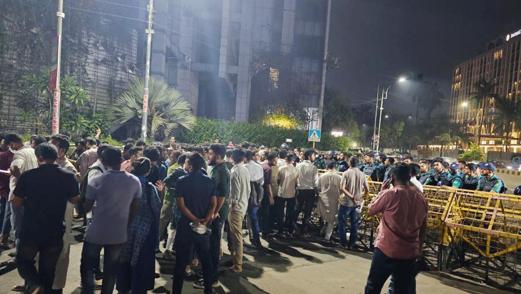 ৪৬ বিসিএসের লিখিত পরীক্ষা পেছানোর দাবিতে যমুনা অভিমুখে পদযাত্রা