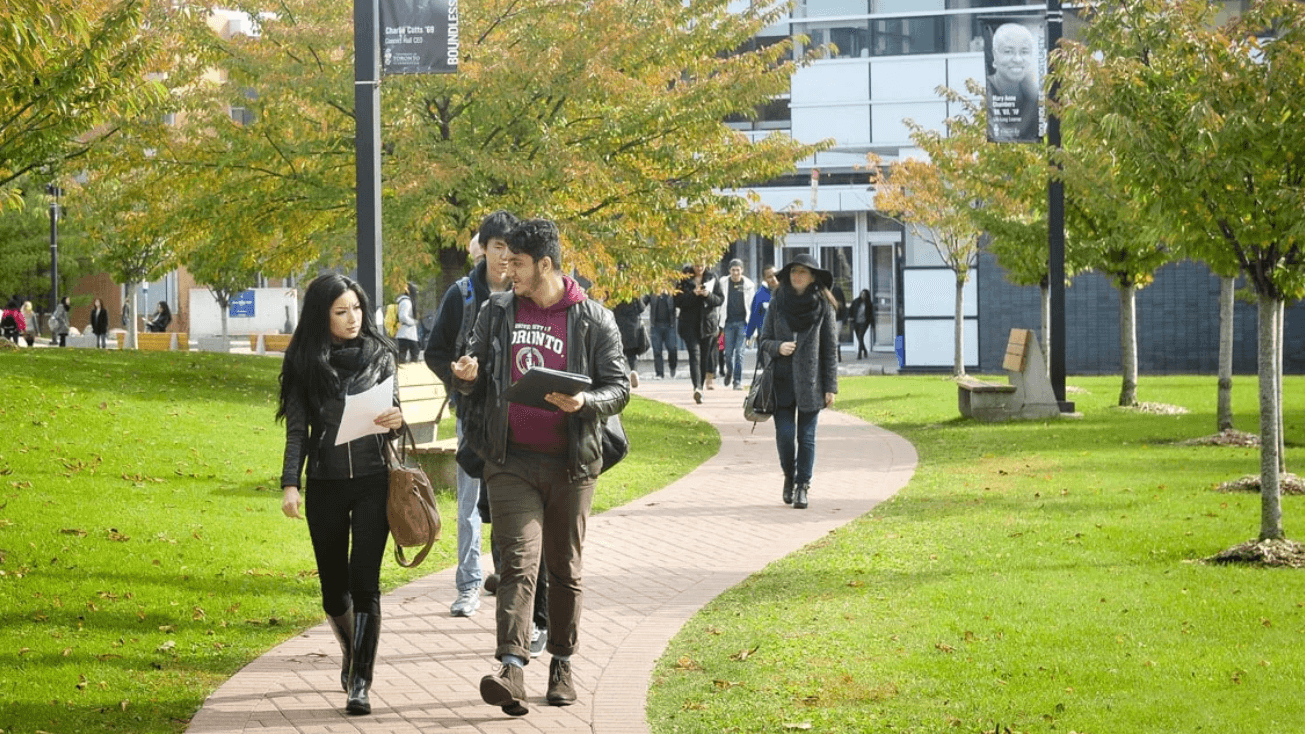 কানাডায় কমতে যাচ্ছে অভিবাসীদের সংখ্যা