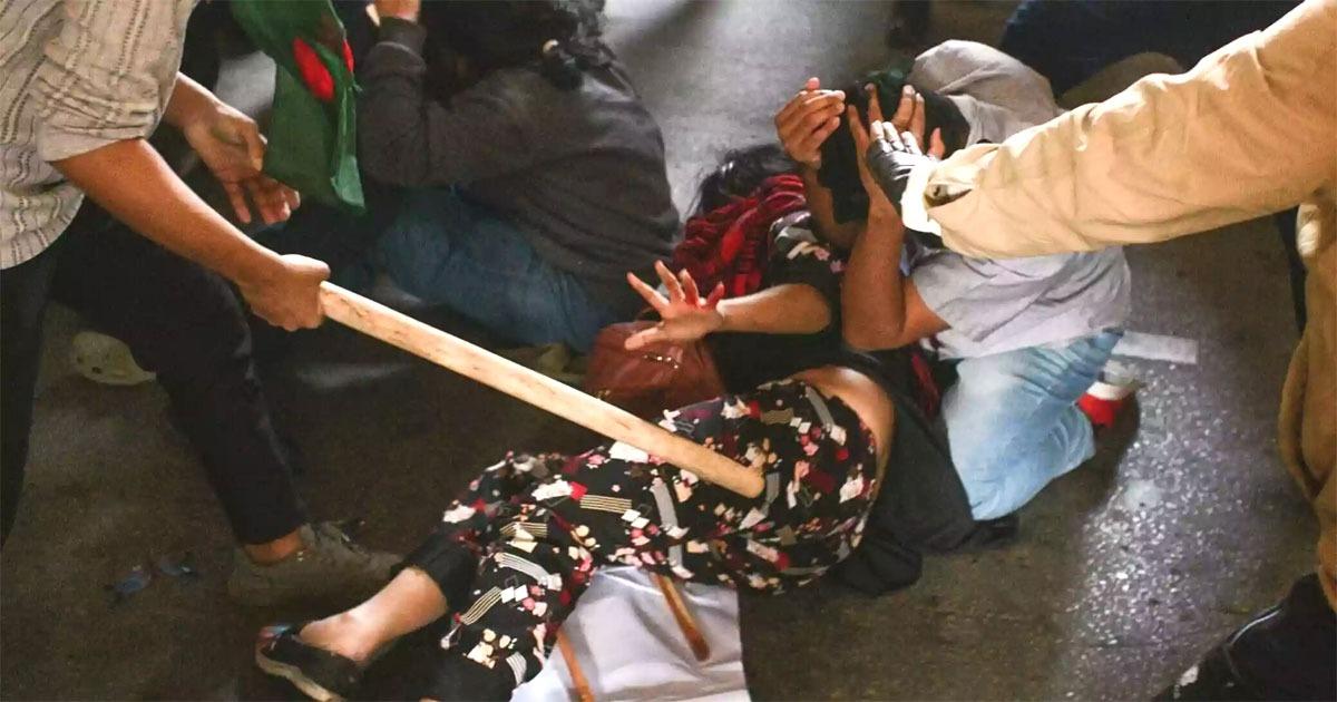 পাঠ্যবইয়ের গ্রাফিতিকে কেন্দ্র করে এনসিটিবি কার্যালয়ের সামনে কর্মসূচি চলাকালে হামলা, আহত অনেকে