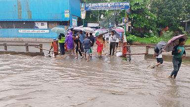 চট্টগ্রামে ভারী বর্ষণে নিম্নাঞ্চল প্লাবিত, ভূমি ধসের সতর্কতা