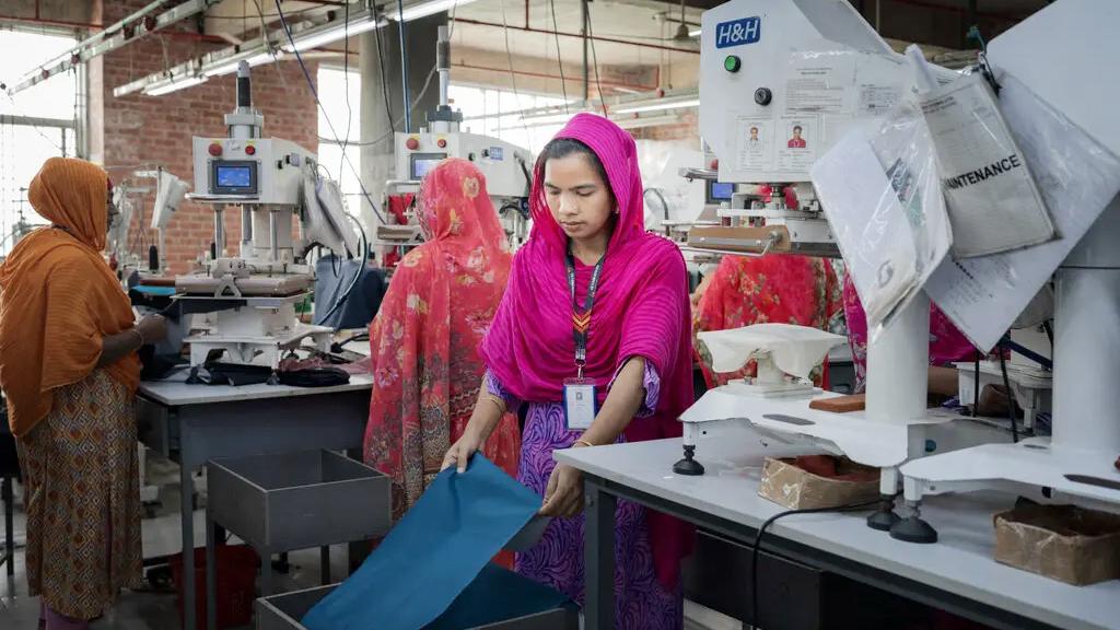 ট্রাম্পের শুল্ক ধসিয়ে দিতে পারে বাংলাদেশের পোশাকশিল্পের অগ্রযাত্রা: নিউইয়র্ক টাইমসের প্রতিবেদন