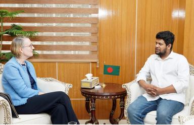 তথ্য উপদেষ্টার সঙ্গে ব্রিটিশ হাইকমিশনারের সাক্ষাৎ
