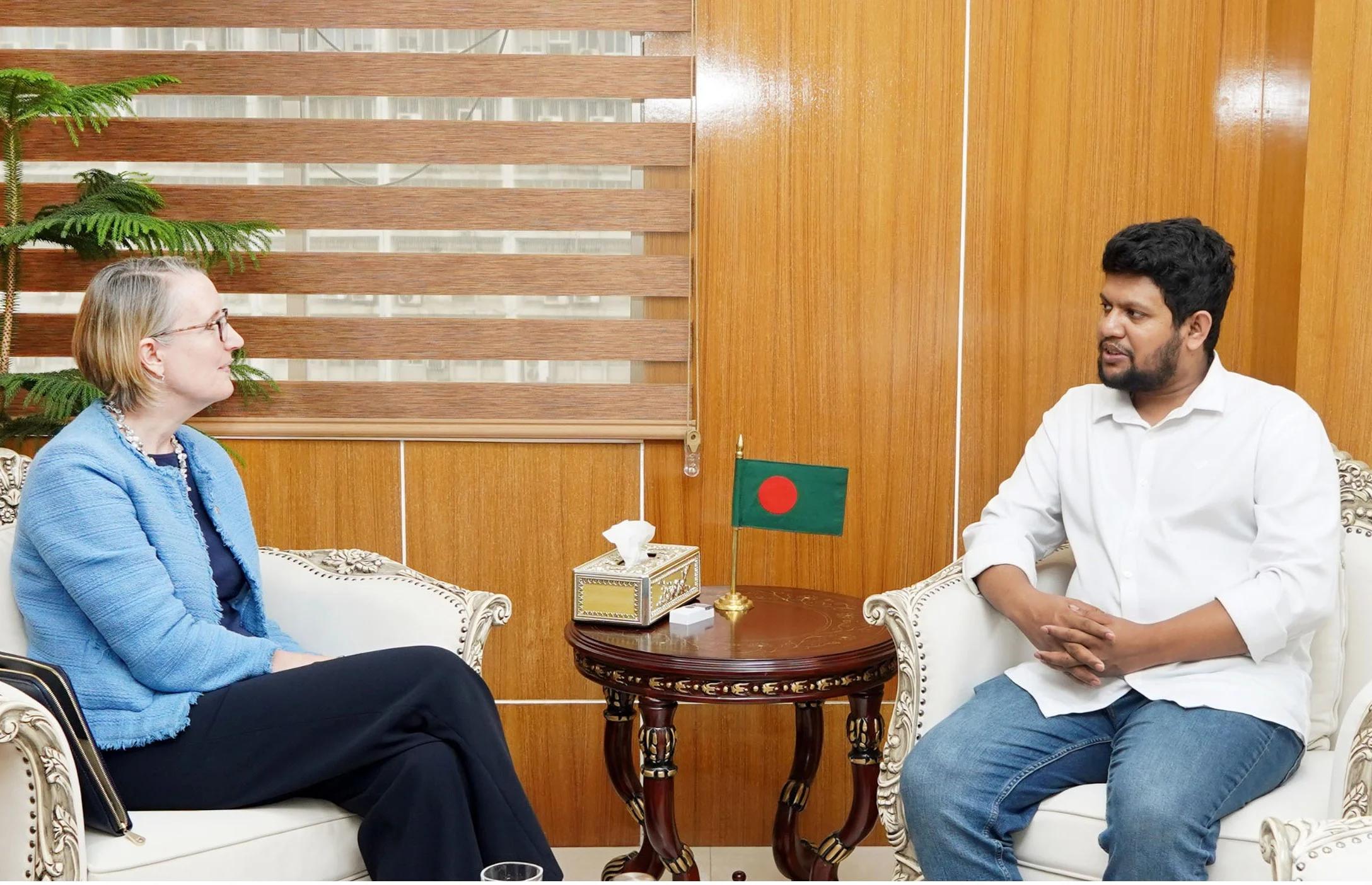 তথ্য উপদেষ্টার সঙ্গে ব্রিটিশ হাইকমিশনারের সাক্ষাৎ