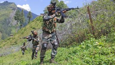 কাশ্মীর সীমান্তে টানা অষ্টম রাত ভারত–পাকিস্তান গোলাগুলি