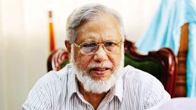 কাঠগড়ায় নিশ্চুপ দাঁড়িয়ে ছিলেন বিচারপতি খায়রুল, দুই হাত পেছনে নিয়ে পরানো হয় হাতকড়া