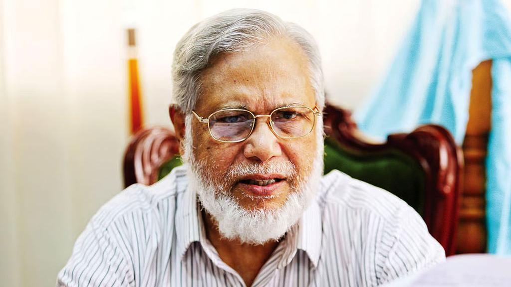 কাঠগড়ায় নিশ্চুপ দাঁড়িয়ে ছিলেন বিচারপতি খায়রুল, দুই হাত পেছনে নিয়ে পরানো হয় হাতকড়া